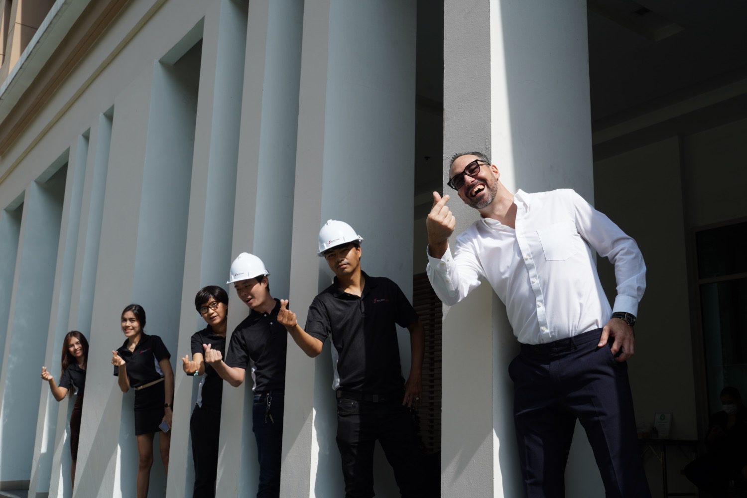 Employee in front of a building in working clothes to present their services.